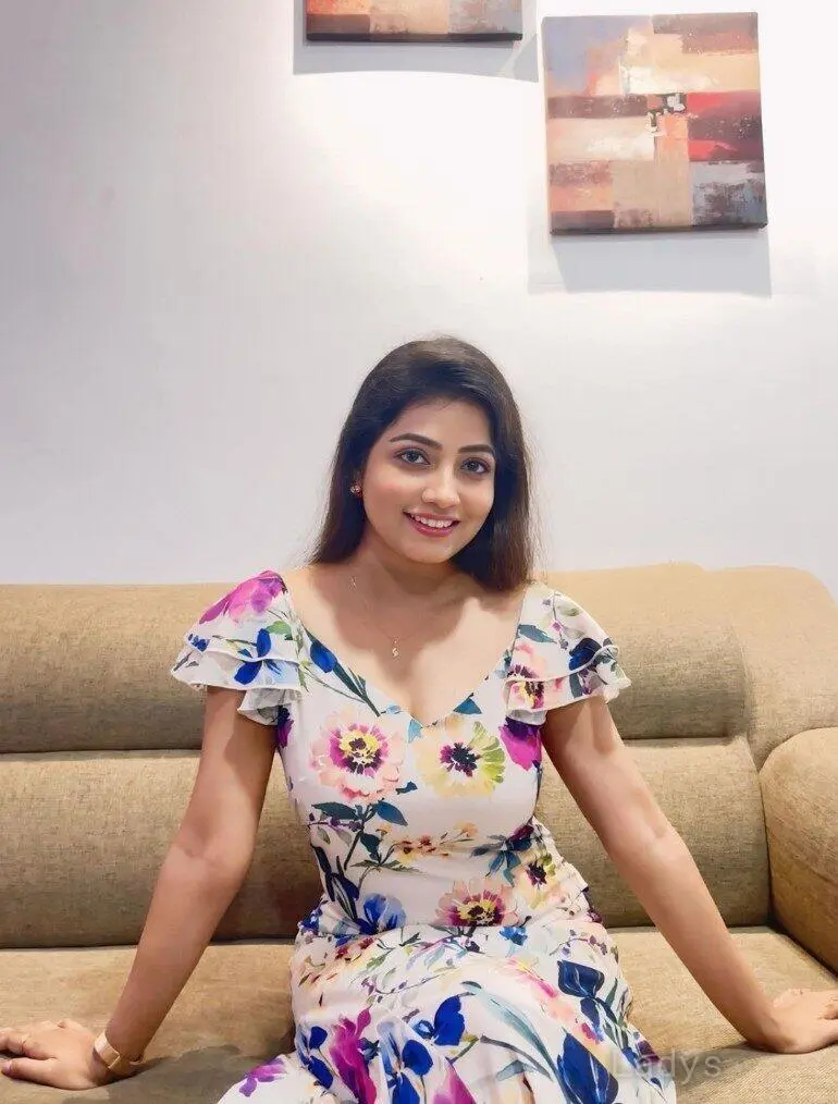 Priya, 22 years beautiful nude Kolkata escorts girl, height 170 sm, Weight  kg