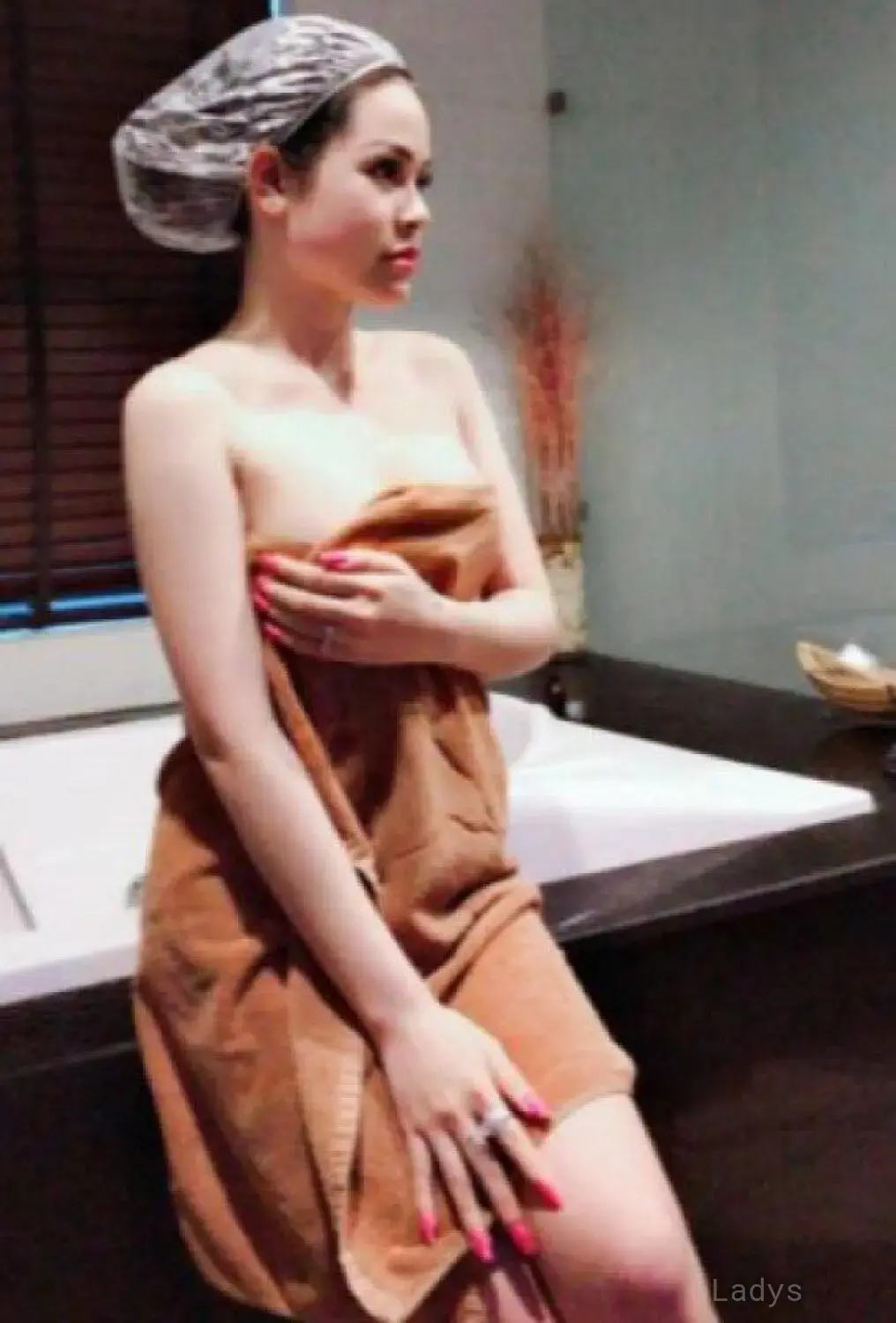Elaine, 22 years beautiful nude Kuala Lumpur escorts girl, height 167 sm, Weight 51 kg