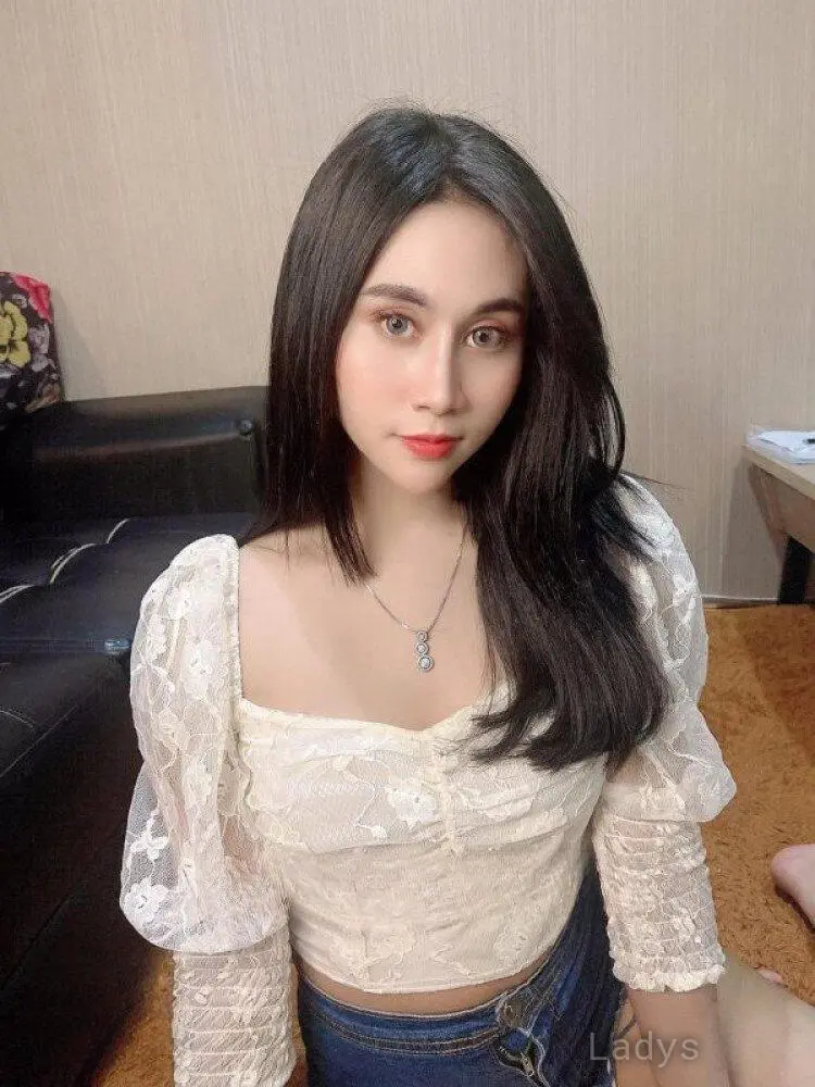Fitri, 22 years beautiful nude Kuala Lumpur escorts girl, height 166 sm, Weight 51 kg