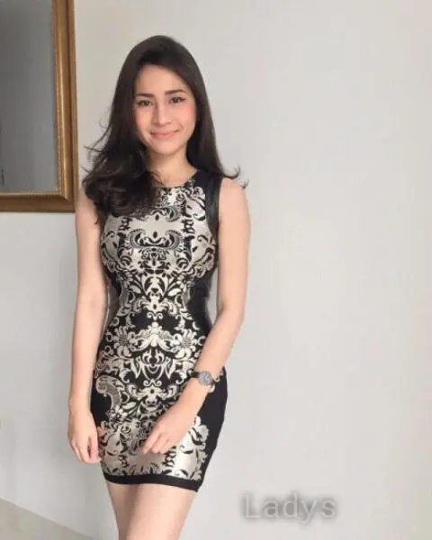 Lisa, 20 years beautiful nude Kuala Lumpur escorts girl, height 165 sm, Weight 50 kg