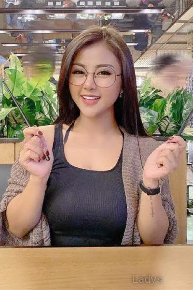 Sinar, 22 years beautiful nude Kuala Lumpur escorts girl, height 160 sm, Weight 46 kg