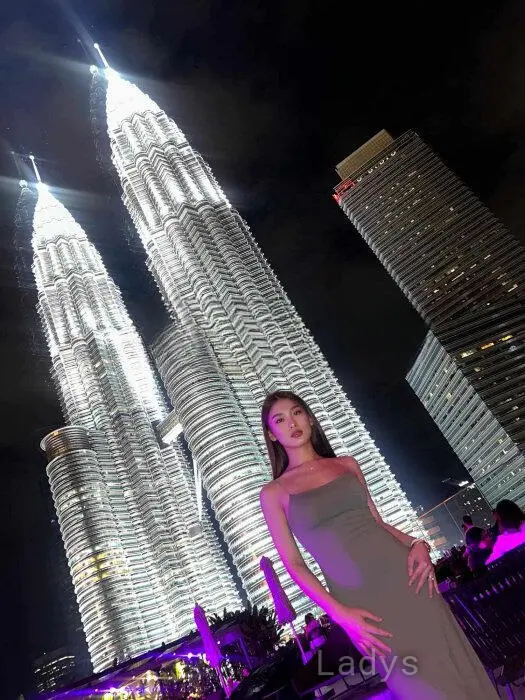 SOPHIA WILD, 21 years beautiful nude Kuala Lumpur escorts girl, height 164 sm, Weight 47 kg