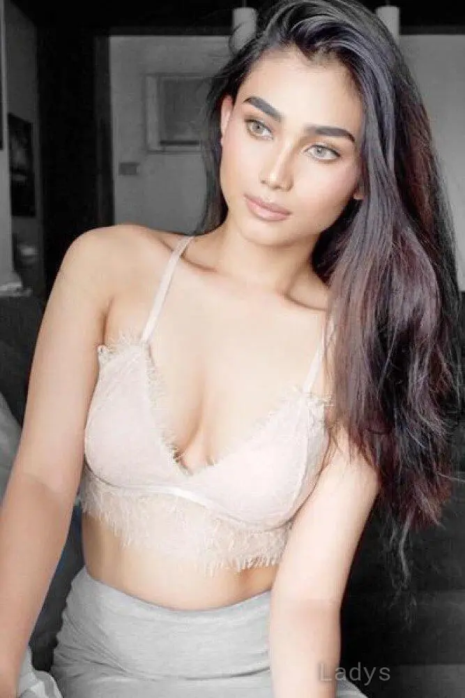Suraiti, 21 years beautiful nude Kuala Lumpur escorts girl, height 166 sm, Weight 55 kg