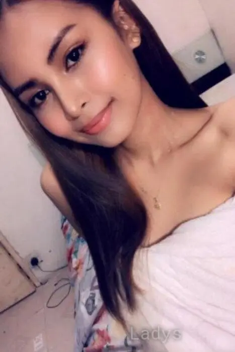 Zahra, 23 years beautiful nude Kuala Lumpur escorts girl, height 163 sm, Weight 47 kg