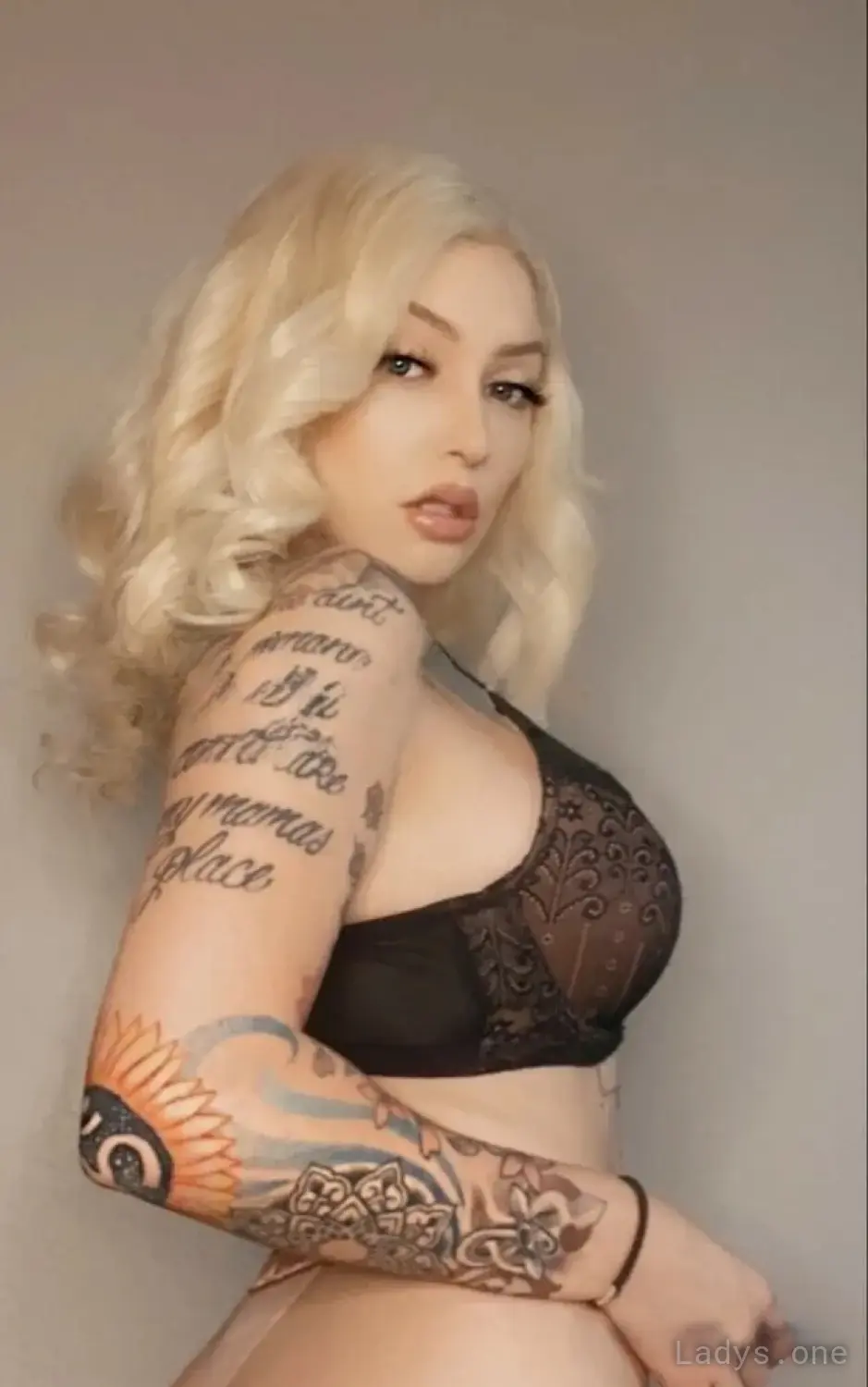 ROXIE, 21 years beautiful nude Las Vegas escorts girl, height 155 sm, Weight 57 kg