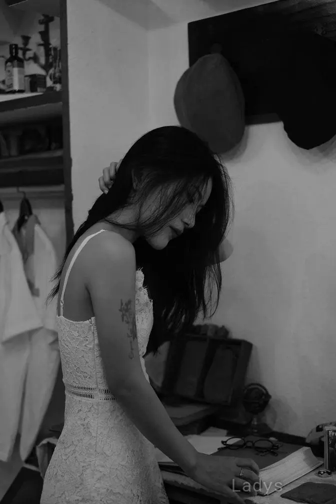 Yoyo, 23 years beautiful nude Las Vegas escorts girl, height 169 sm, Weight 46 kg