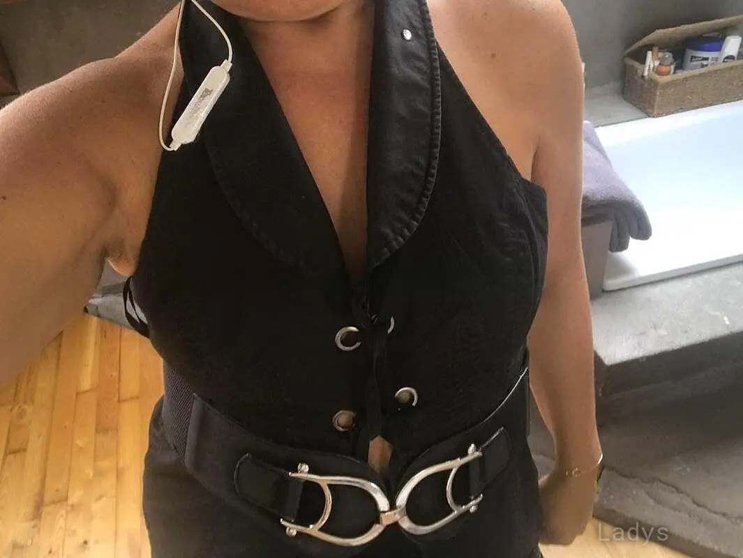 Berenice, 53 years beautiful nude Lille escorts girl, height 162 sm, Weight 70 kg