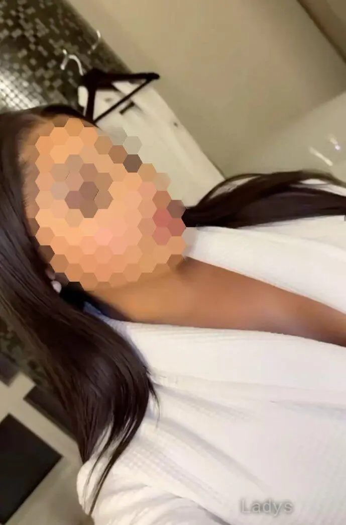 Khloé, 30 years latina escorts girl, height 170 sm, Weight kg, listcrawler Abidjan
