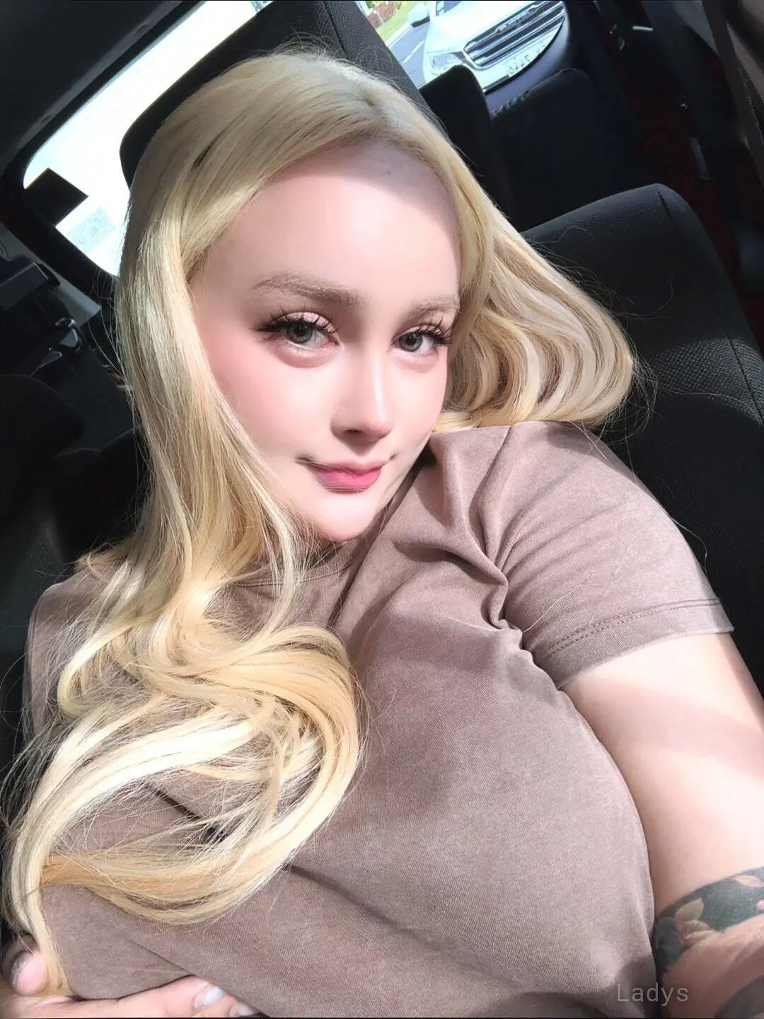 LiLi, 21 years latina escorts girl, height 167 sm, Weight  kg, listcrawler Bangkok