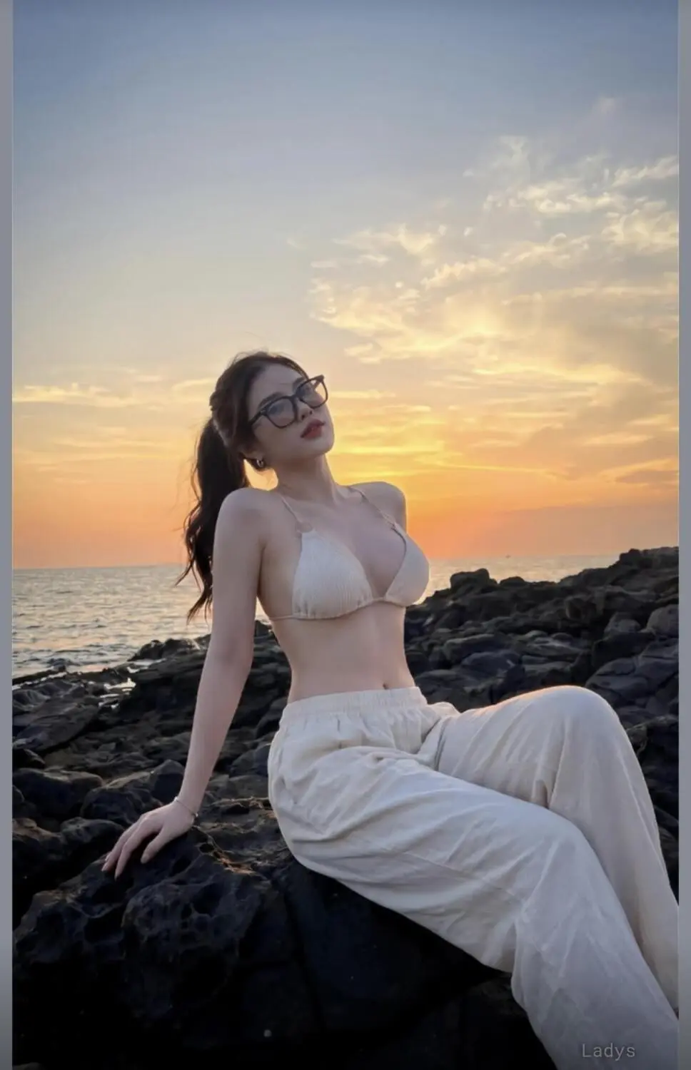 Mie Mie, 22 years latina escorts girl, height 160 sm, Weight 46 kg, listcrawler Da Nang