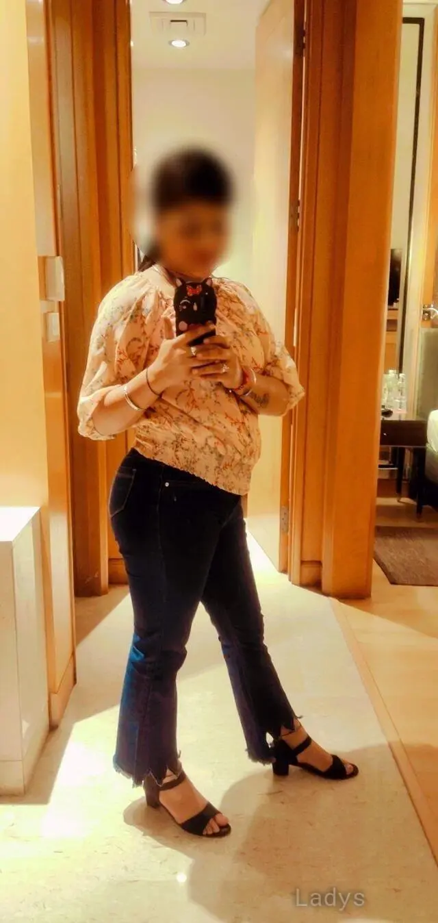 Dolly Saxena, 23 years latina escorts girl, height 170 sm, Weight kg, listcrawler Delhi