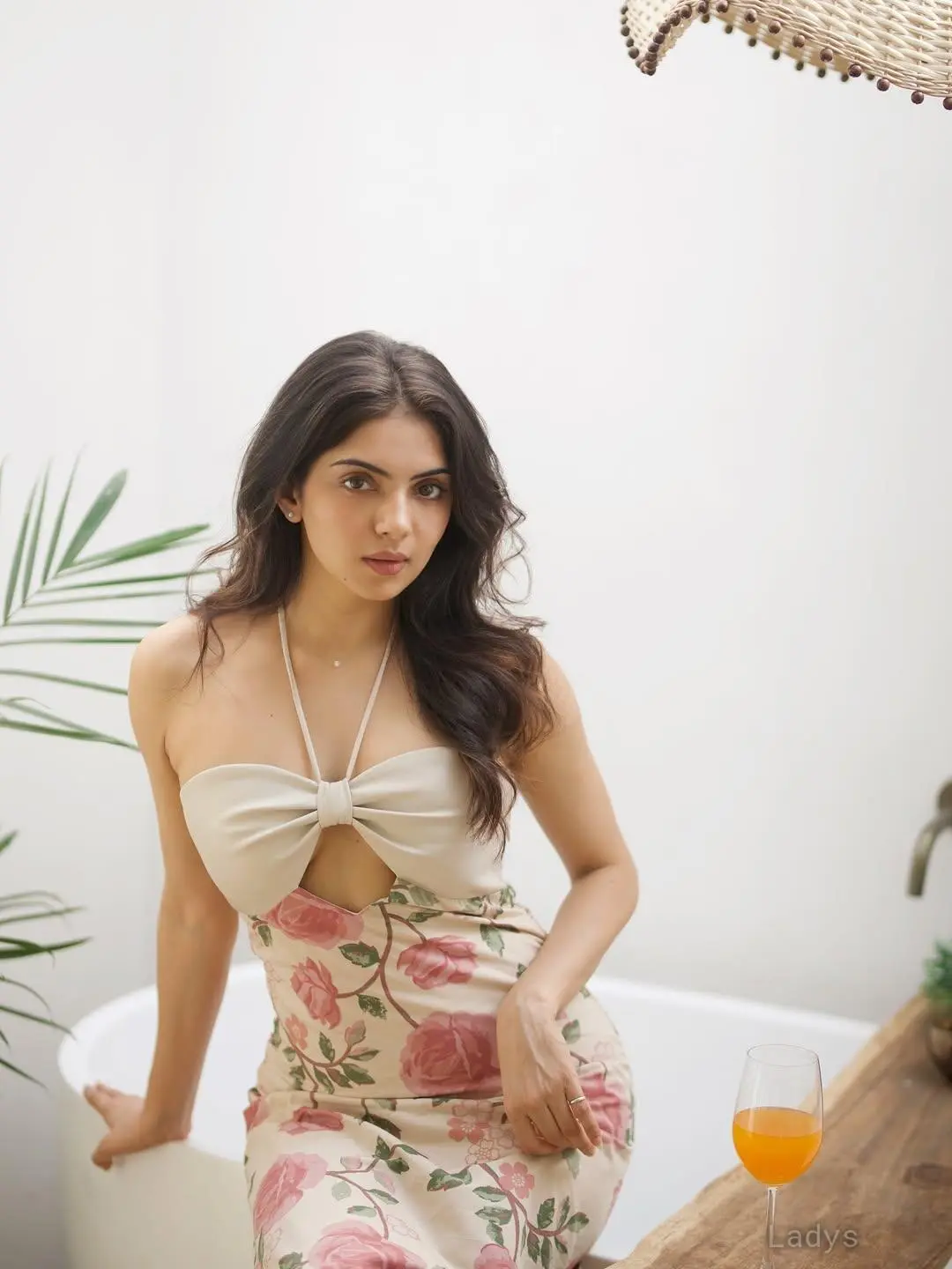 Esha Indian, 22 years latina escorts girl, height 170 sm, Weight 50 kg, listcrawler Dubai