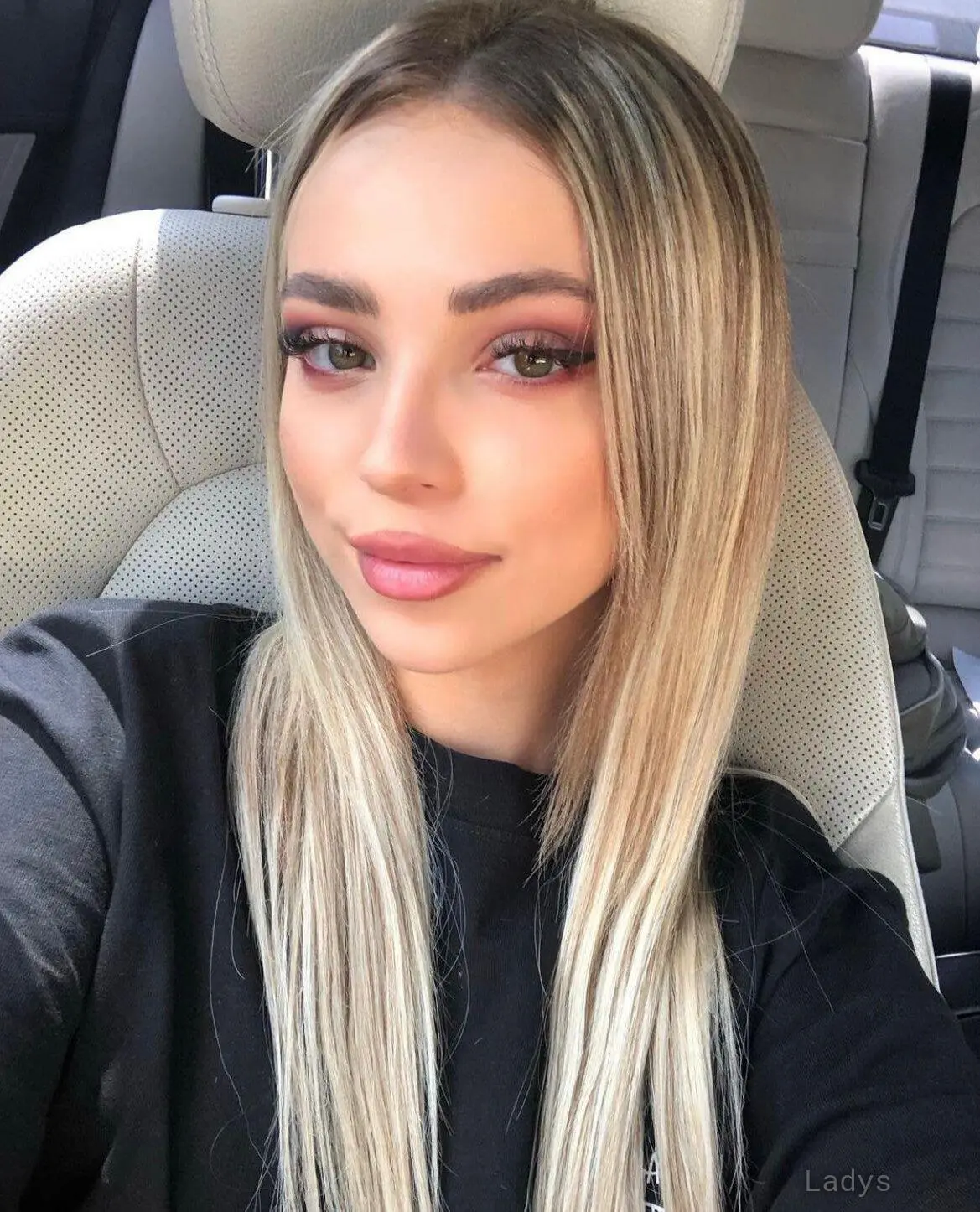 Kristi, 21 years latina escorts girl, height 168 sm, Weight kg, listcrawler Dubai