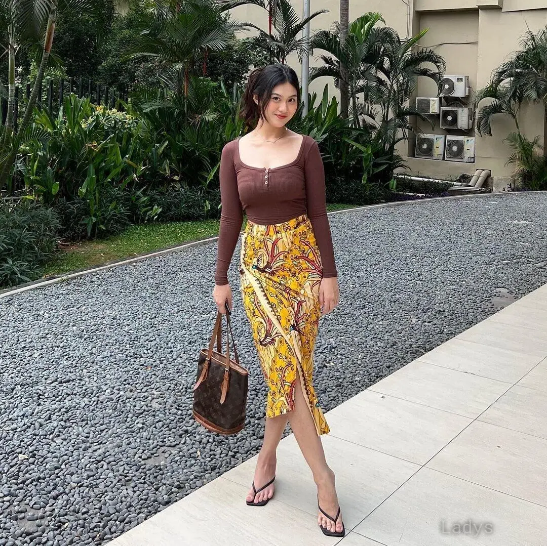 Vivian, 51 years latina escorts girl, height 160 sm, Weight kg, listcrawler Jakarta