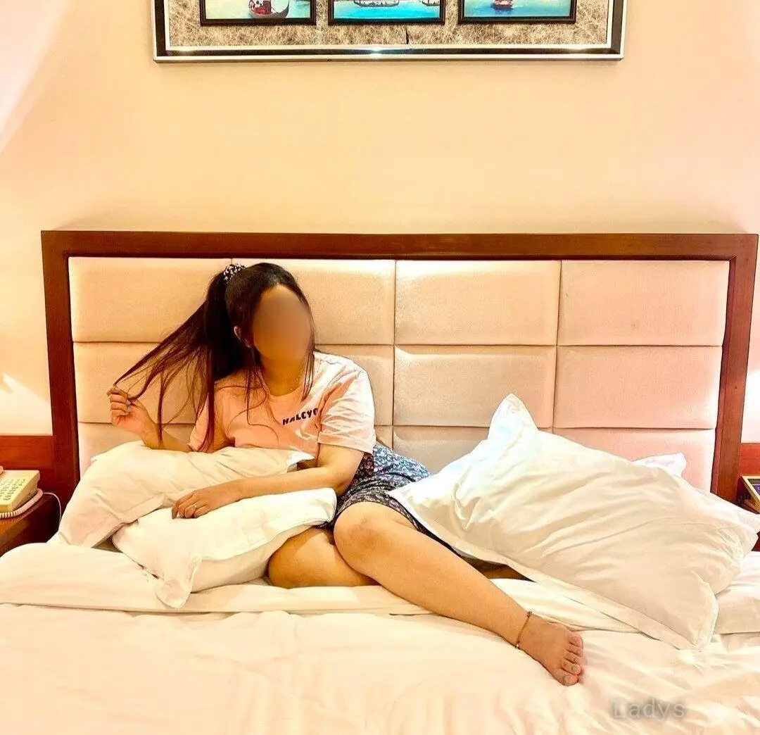 Isabelle, 22 years latina escorts girl, height 165 sm, Weight  kg, listcrawler Pune