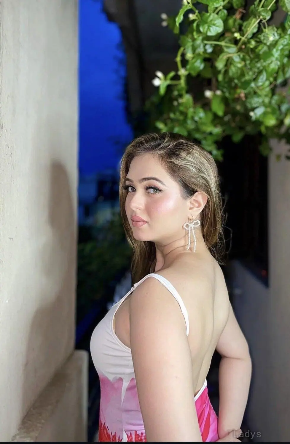 Simran, 23 years latina escorts girl, height 163 sm, Weight  kg, listcrawler Sharjah