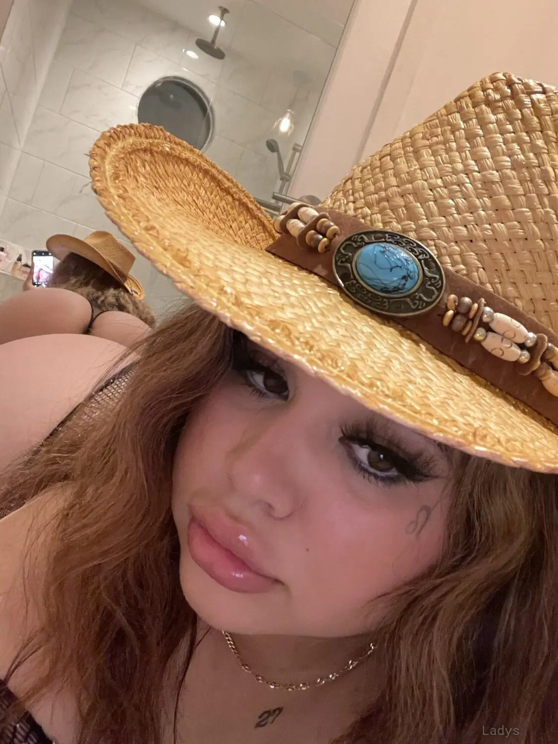 Naughty, 23 years beautiful nude London escorts girl, height 168 sm, Weight 80 kg
