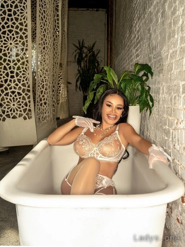 STORMI SLOANE, 39 years old Long Island escort girl with big tits, height 162 sm, Weight 57 kg