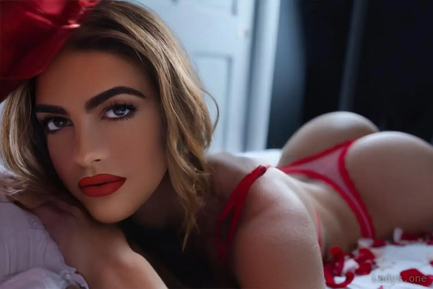 KAYLEE, 24 years beautiful nude Long Island escorts girl, height 169 sm, Weight 68 kg