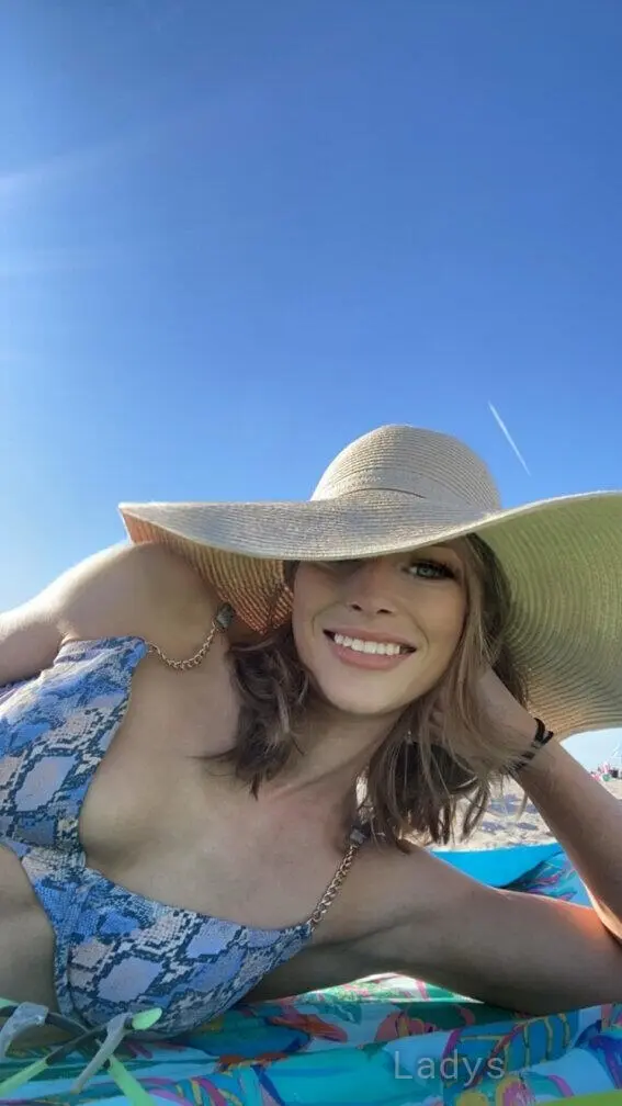 Avril Hall, 28 years beautiful nude Los Angeles escorts girl, height 168 sm, Weight 53 kg