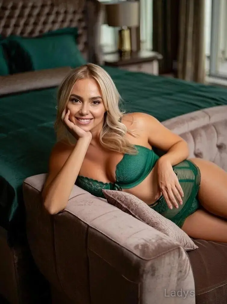 Britney, 22 years beautiful nude Los Angeles escorts girl, height 170 sm, Weight 51 kg