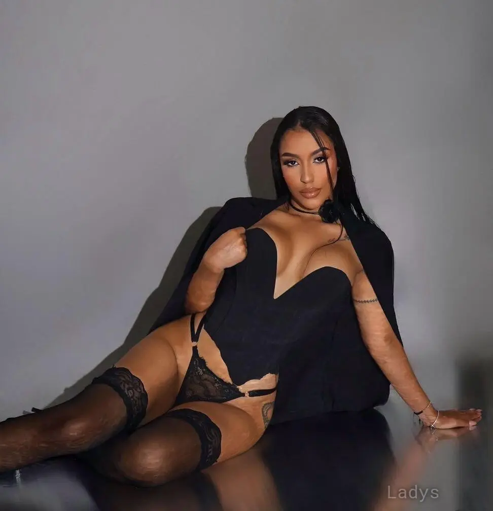 Lauren, 23 years beautiful nude Los Angeles escorts girl, height 167 sm, Weight 57 kg