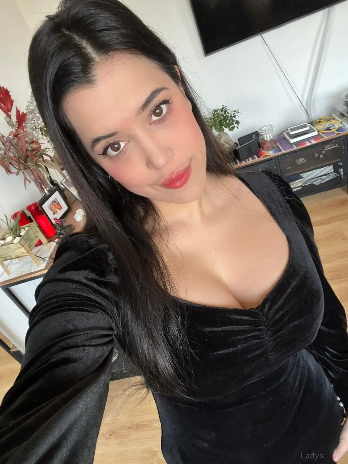 ViviTarantino, 32 years beautiful nude Los Angeles escorts girl, height 168 sm, Weight 60 kg