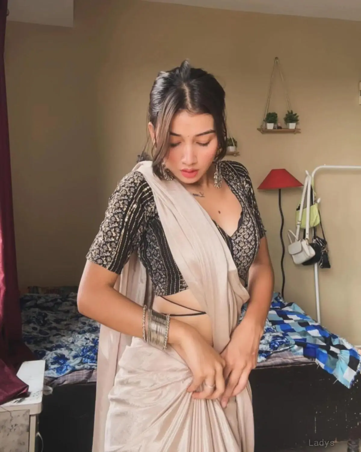 Charvi, 23 years old Lucknow escort girl with big tits, height 154 sm, Weight  kg