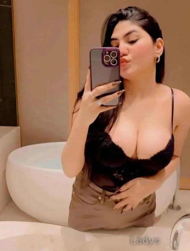 Komal, 23 years beautiful nude Lucknow escorts girl, height 166 sm, Weight kg