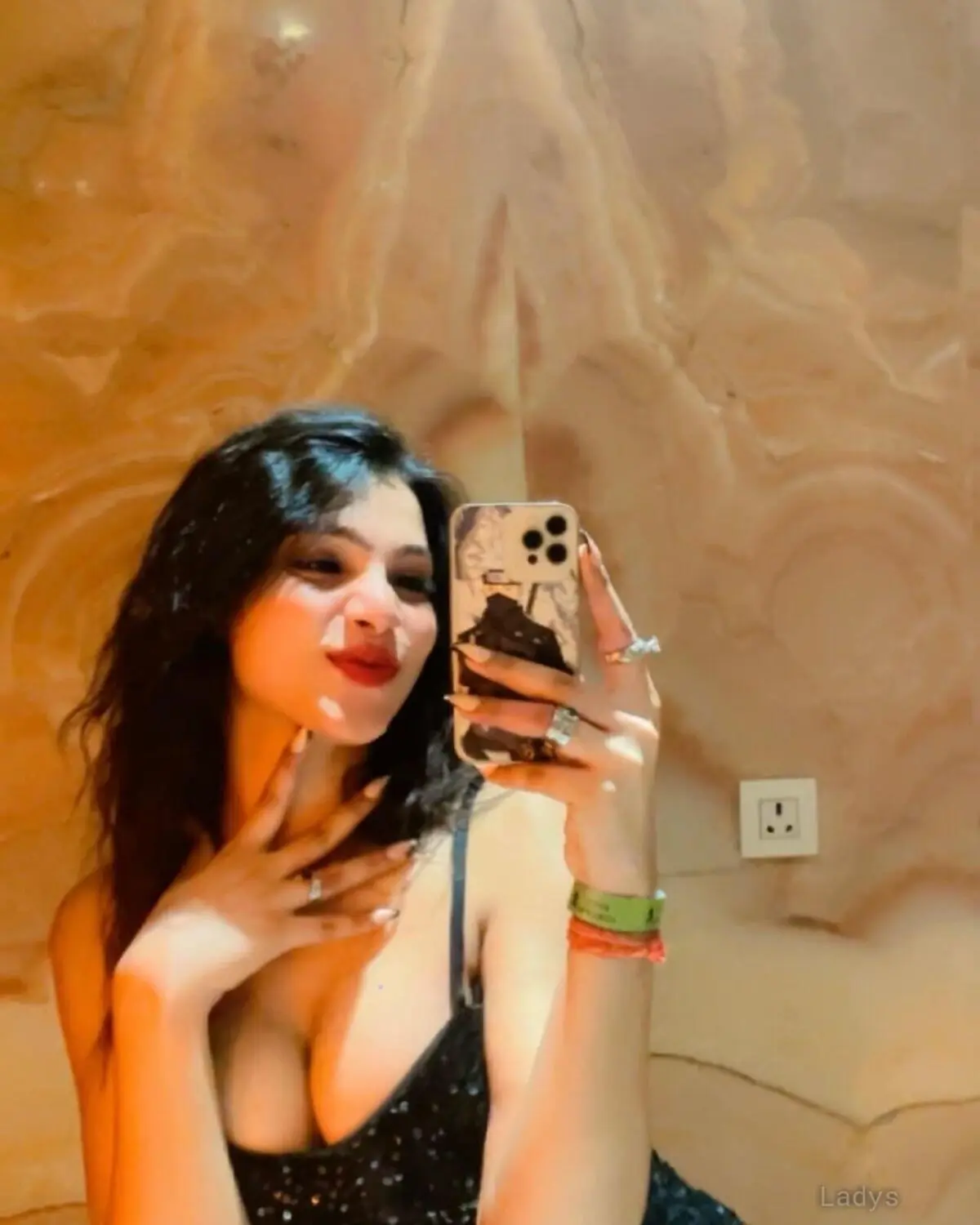 Urfi, 22 years sexy hot local Lucknow excorts girl, height 168 sm, Weight kg