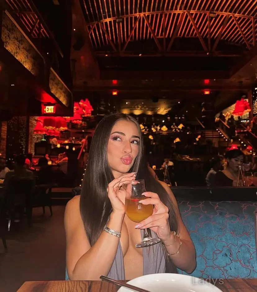 Lucy Bronze, 28 years old Lynchburg escort girl with big tits, height 159 sm, Weight 51 kg