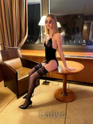 Lea, 24 years beautiful nude Lyon escorts girl, height 174 sm, Weight 54 kg