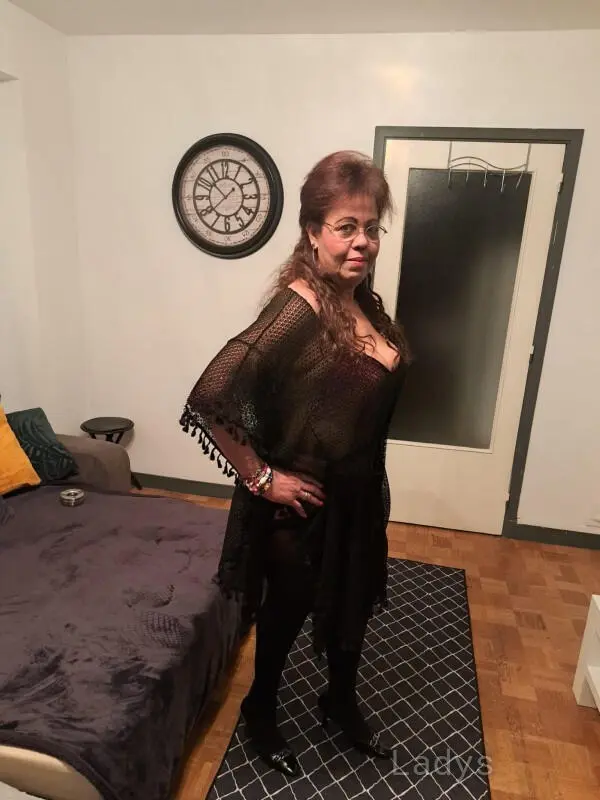 Linda, 55 years beautiful nude Lyon escorts girl, height 170 sm, Weight 80 kg