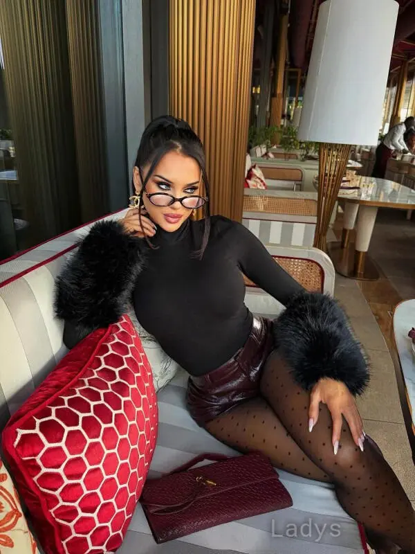 Madelleine, 25 years beautiful nude Lyon escorts girl, height 169 sm, Weight 57 kg