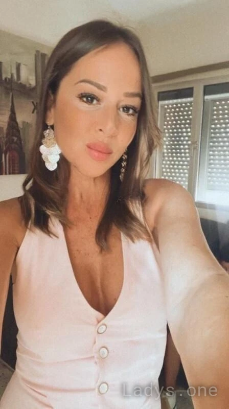 SARA SPAIN, 32 years beautiful nude Lyon escorts girl, height 166 sm, Weight 55 kg