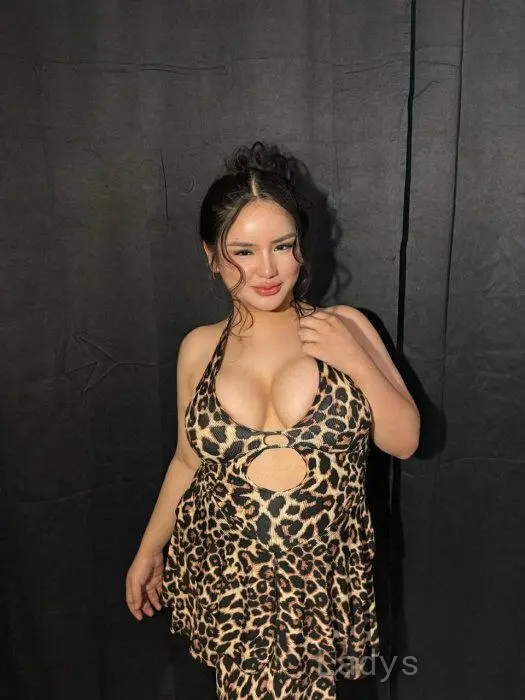 Amirah, 28 years beautiful nude Makati escorts girl, height 168 sm, Weight 57 kg