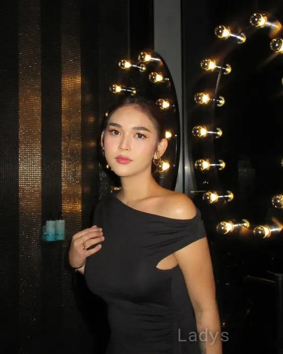 Angela, 26 years beautiful nude Makati escorts girl, height 167 sm, Weight 56 kg