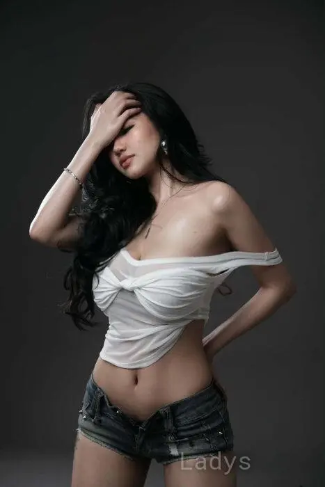 Candy, 24 years beautiful nude Makati escorts girl, height 165 sm, Weight 55 kg