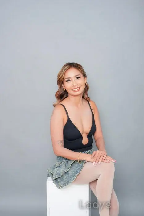 Queen, 27 years beautiful nude Makati escorts girl, height 158 sm, Weight 50 kg