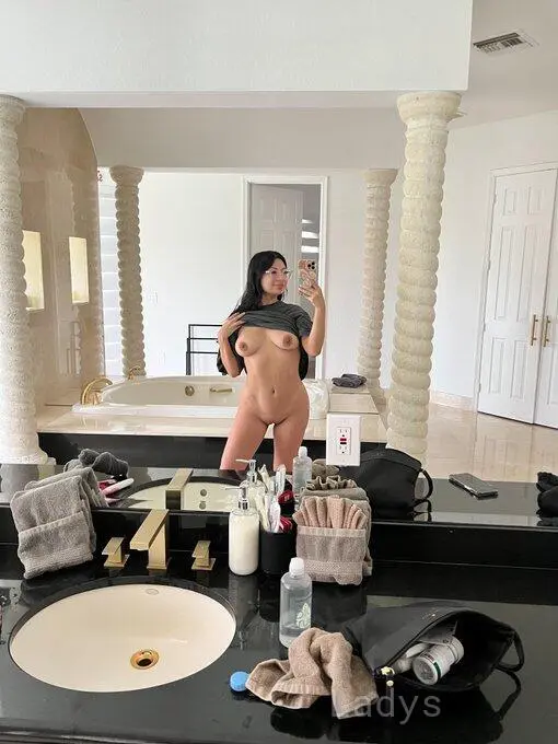Isabella, 28 years beautiful nude Malaga escorts girl, height 160 sm, Weight 70 kg