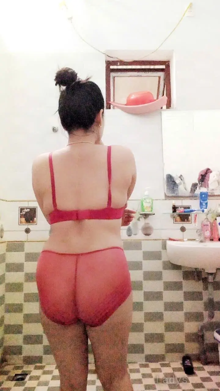 Ami, 26 years old Maldives escort girl with big tits, height 160 sm, Weight kg