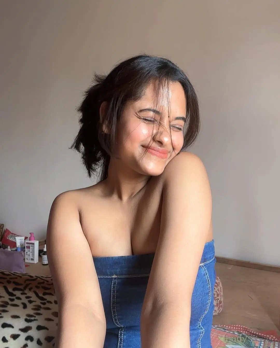 Janvi, 21 years old Maldives escort girl with big tits, height 183 sm, Weight  kg