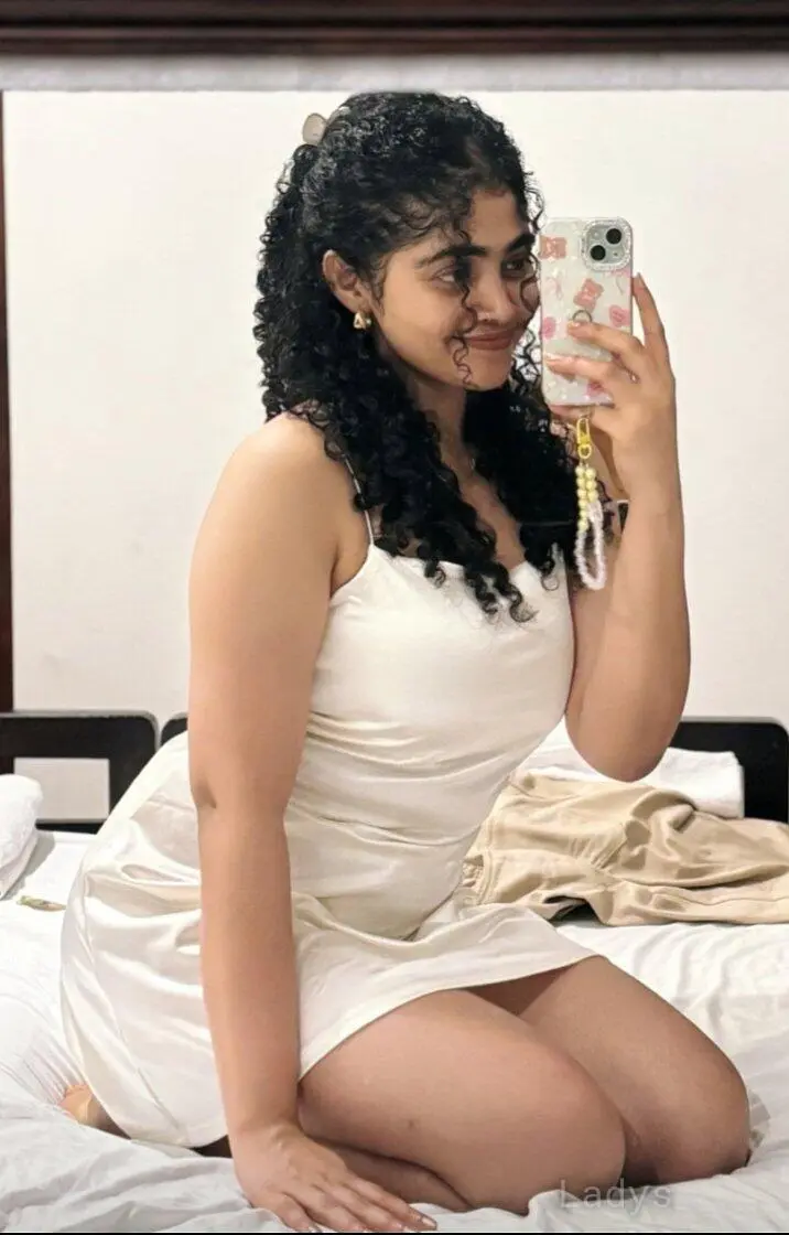 Mia, 22 years beautiful nude Maldives escorts girl, height 160 sm, Weight kg