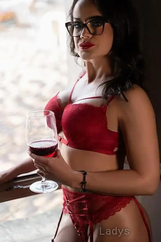 Laura, 35 years beautiful nude Malmo escorts girl, height 160 sm, Weight 49 kg
