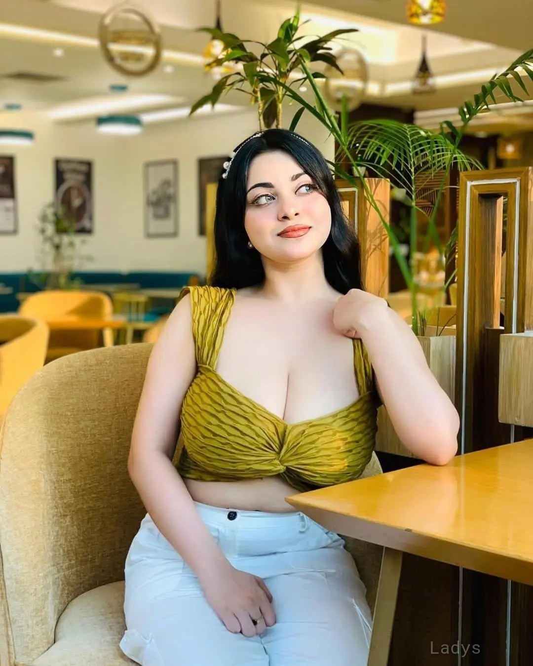Mega, 23 years old Manali escort girl with big tits, height 154 sm, Weight  kg