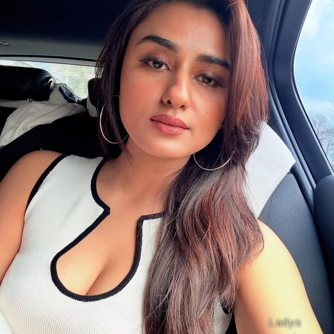 Komal, 23 years beautiful nude Manali escorts girl, height 183 sm, Weight kg