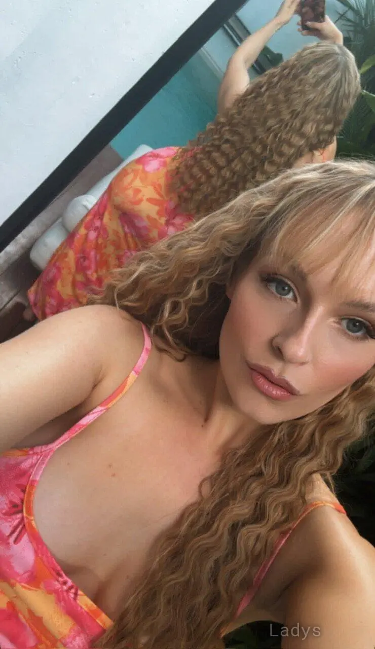 Mia, 27 years beautiful nude Manchester escorts girl, height 170 sm, Weight  kg