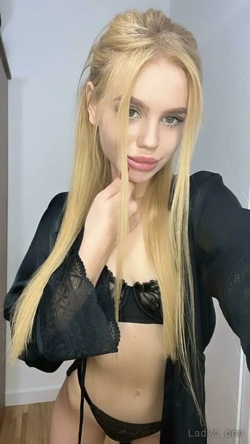 HOLLY, 21 years old Manhattan escort girl with big tits, height 162 sm, Weight 50 kg