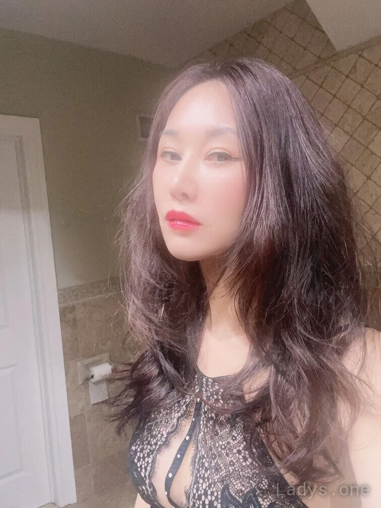 MODEL YILIA, 25 years old Manhattan escort girl with big tits, height 168 sm, Weight 54 kg