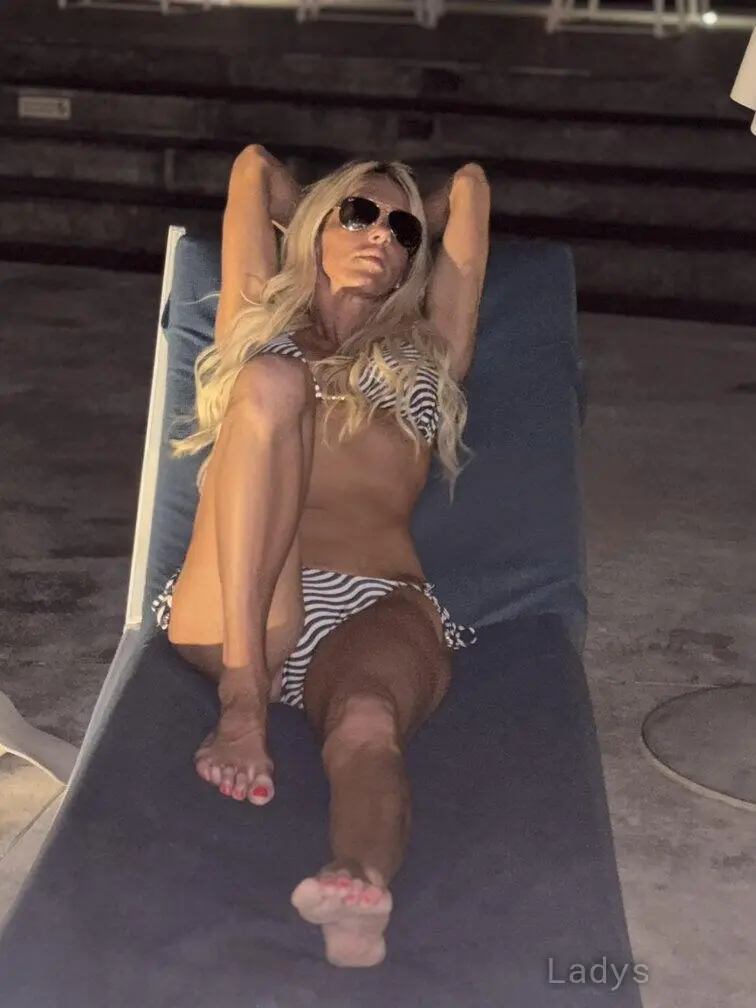 Lexi Lakes, 30 years beautiful nude Manhattan escorts girl, height 167 sm, Weight 57 kg